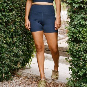 Girlfriend Collective High-Rise Run Short in Midnight - size small